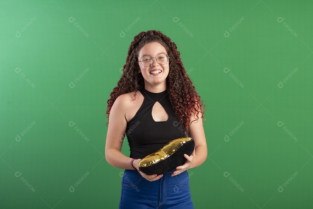 Menina com urso de forma de coração