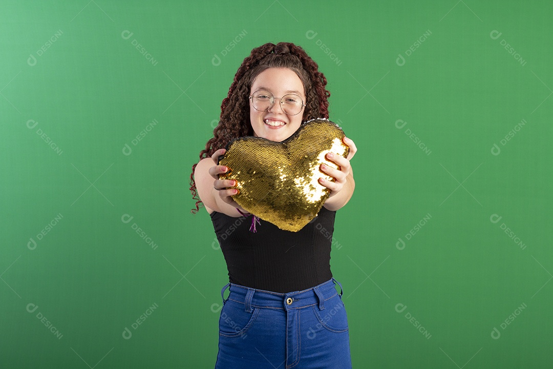 Menina sorrindo com urso em forma de coração na mão