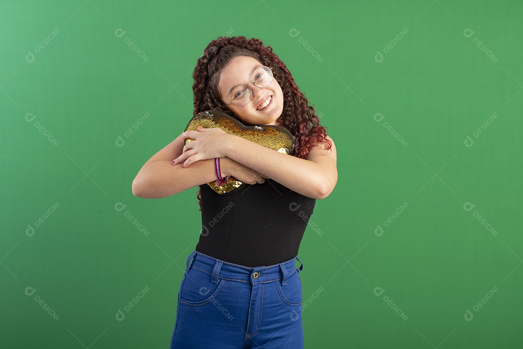 Garota fofa com urso em forma de coração