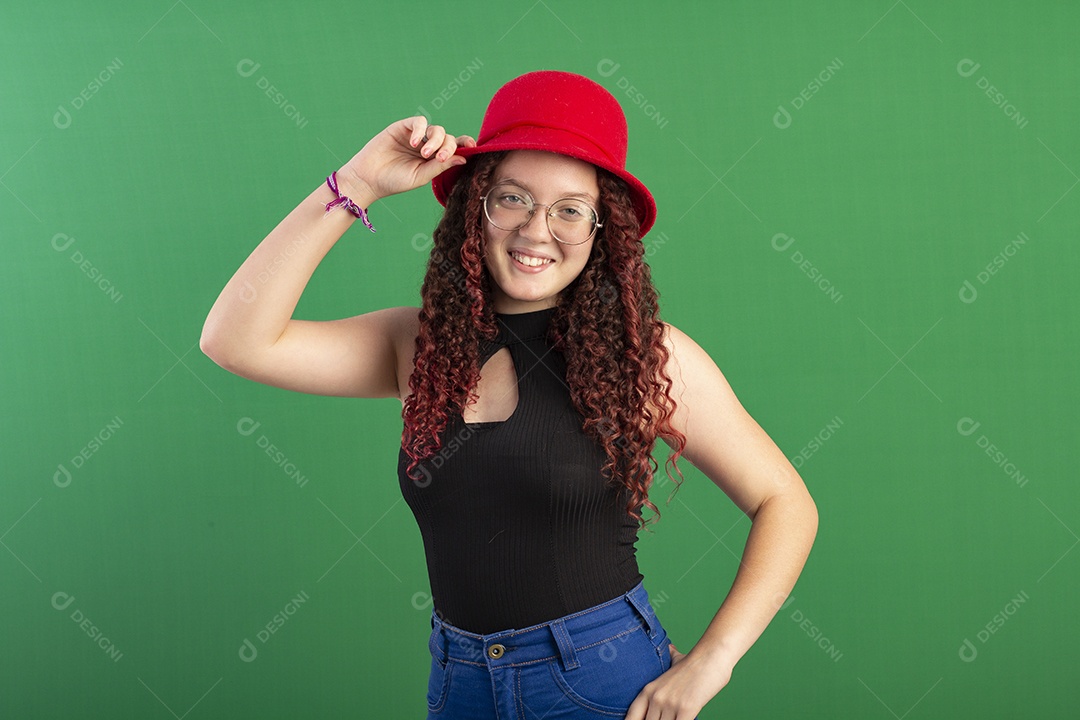 Menina fofa usando óculos e chapéu estiloso