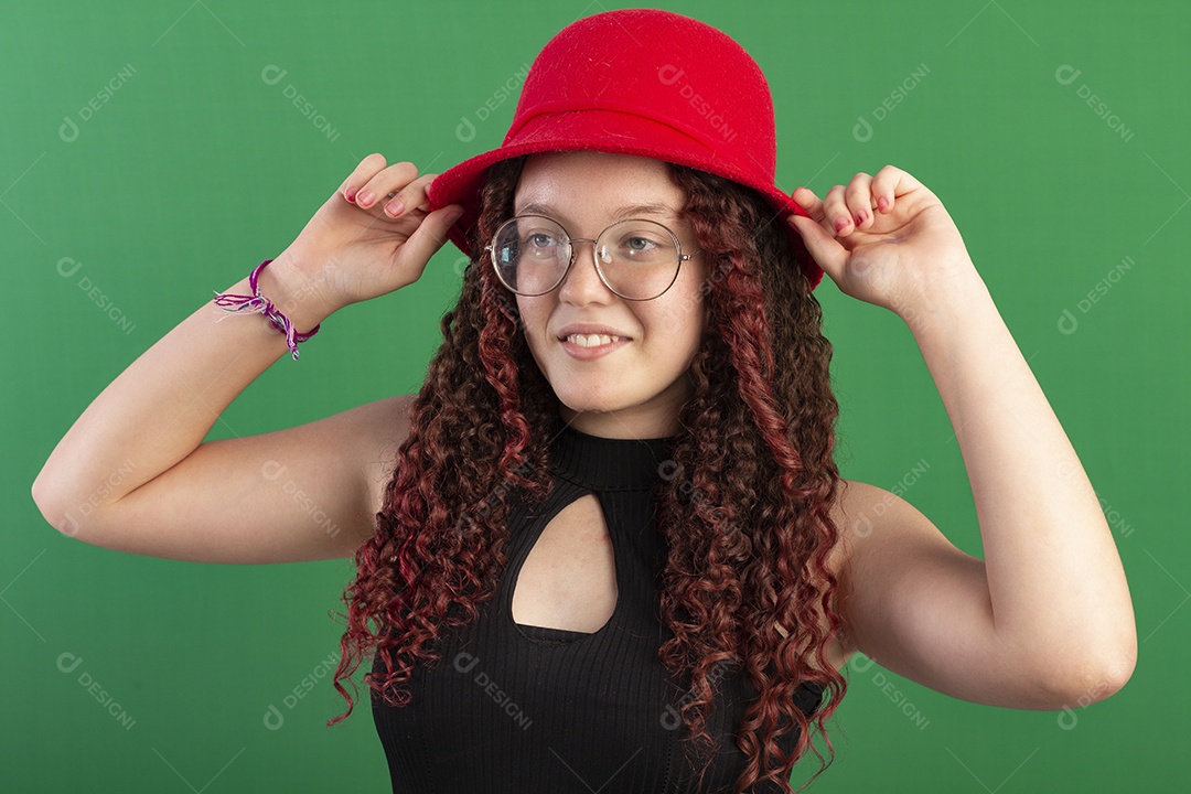Uma menina fofa usando óculos e chapéu estiloso