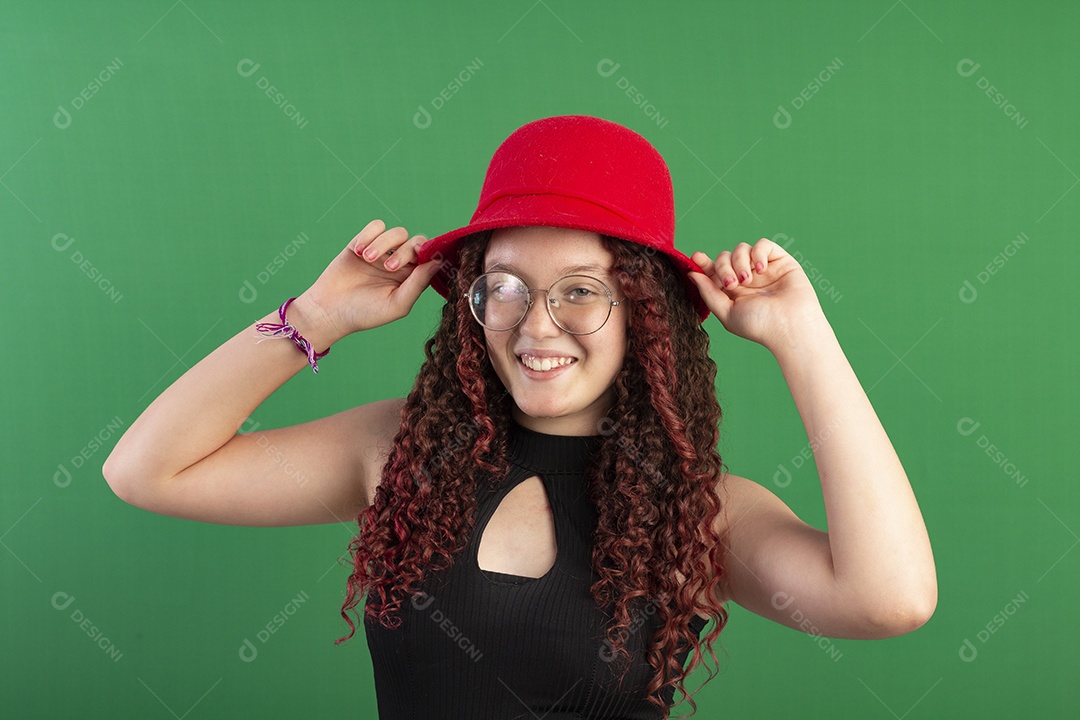 Jovem menina usando óculos e um chapéu charmoso