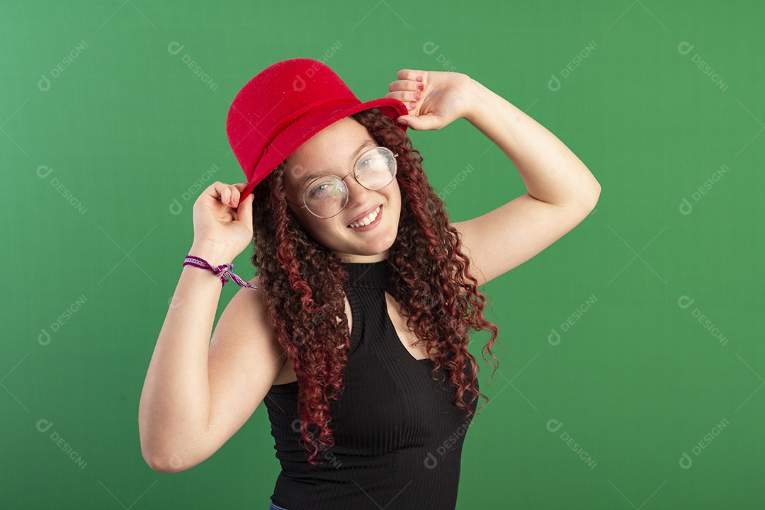 Menina bonita usando óculos e chapéu