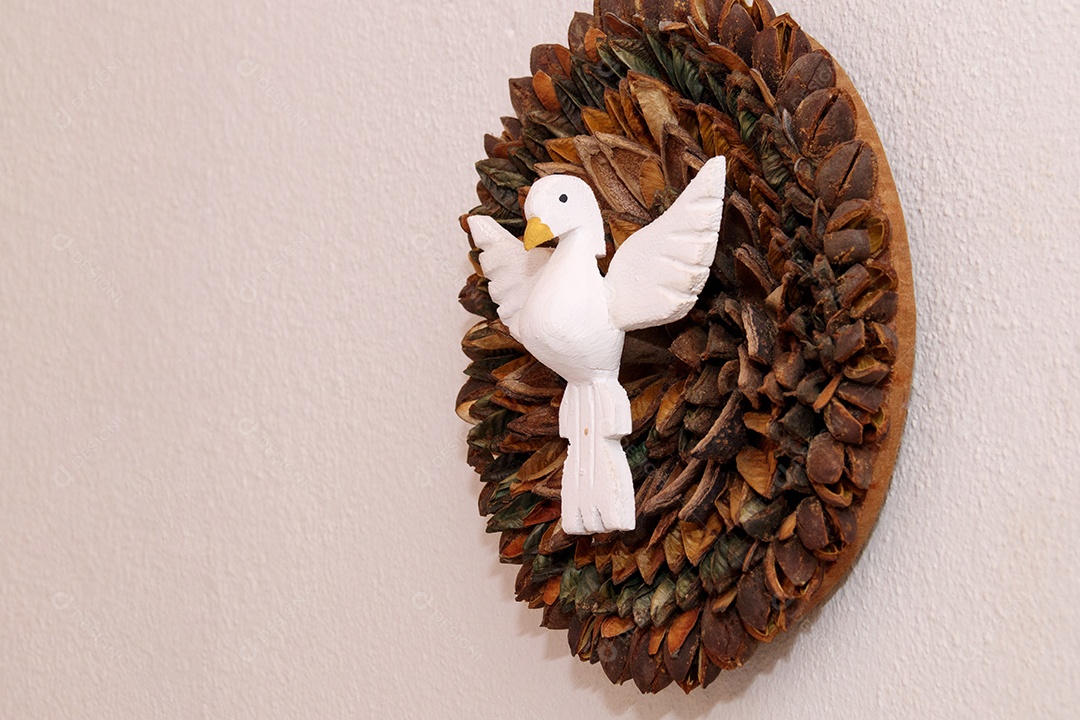 Artesanato de madeira lindo na parede