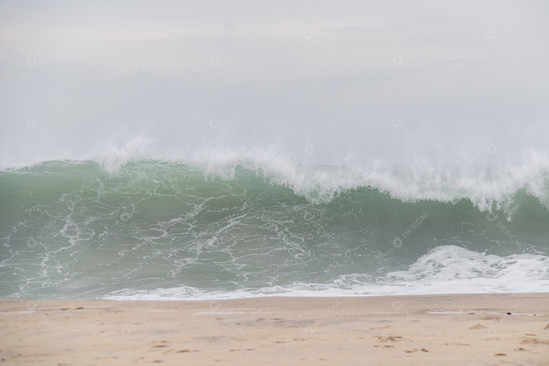 Ressaca na praia de Copacabana