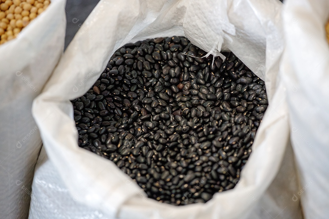 Saco cheio de feijão preto em cooperativa de produção