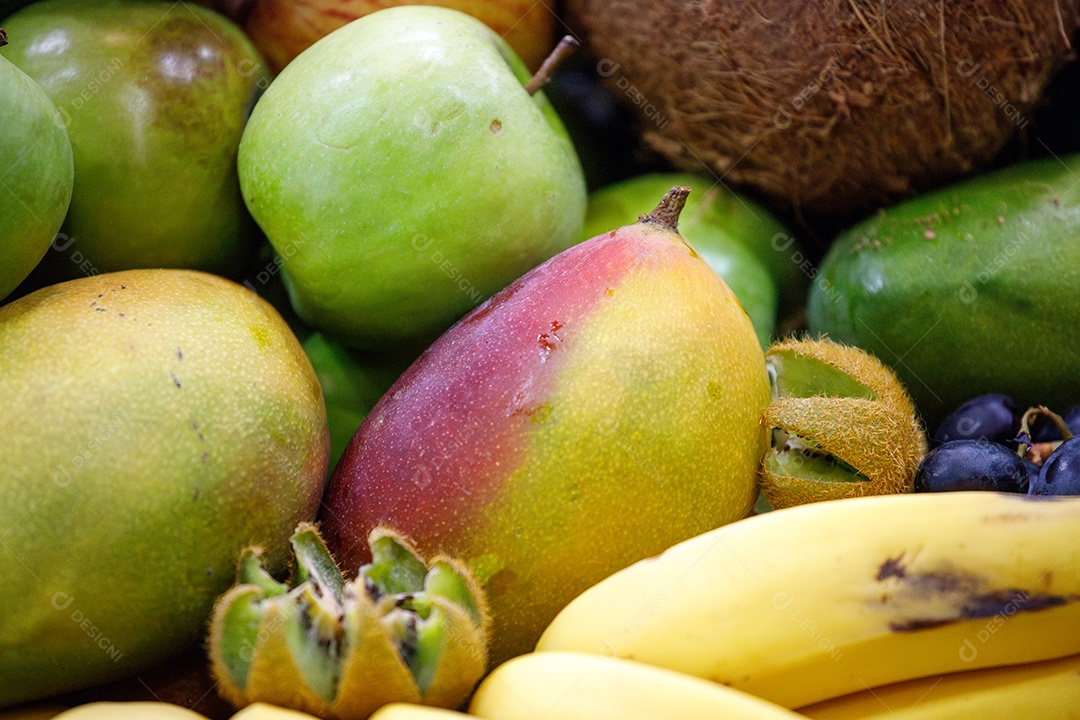 Frutas variadas em uma bancada