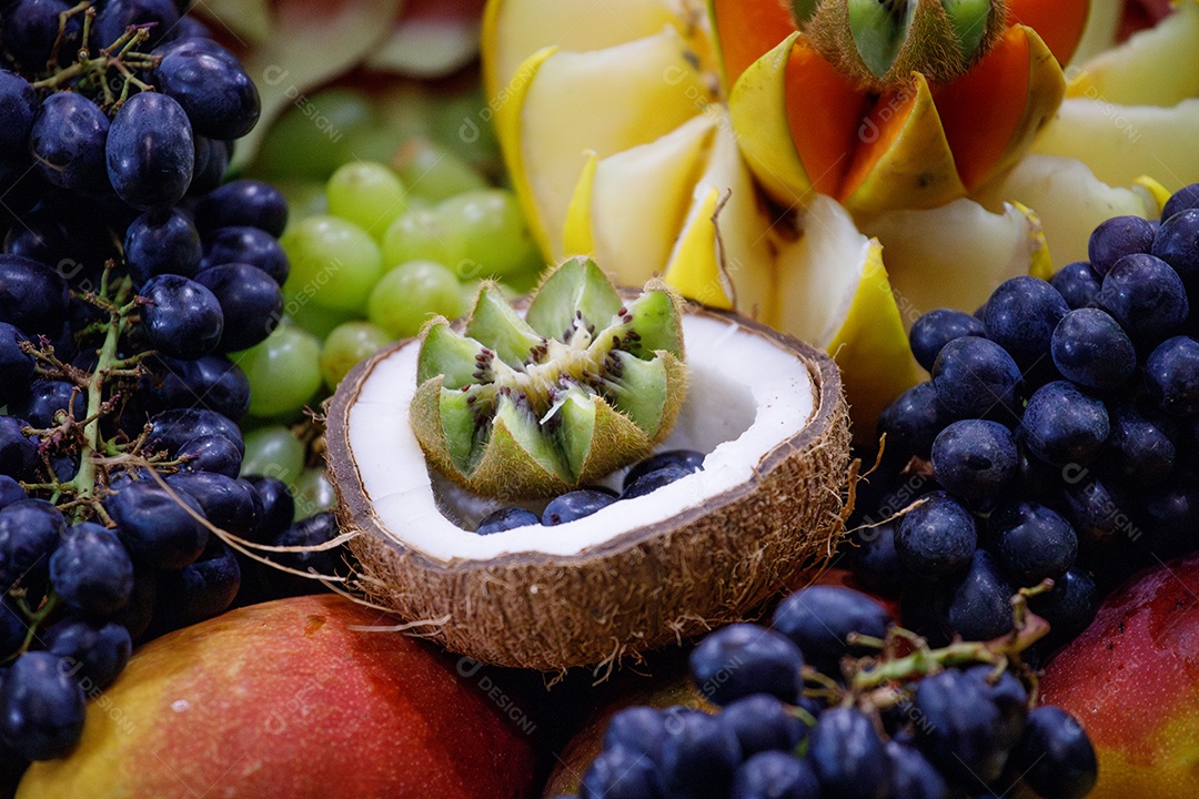Frutas variadas uva manga coco
