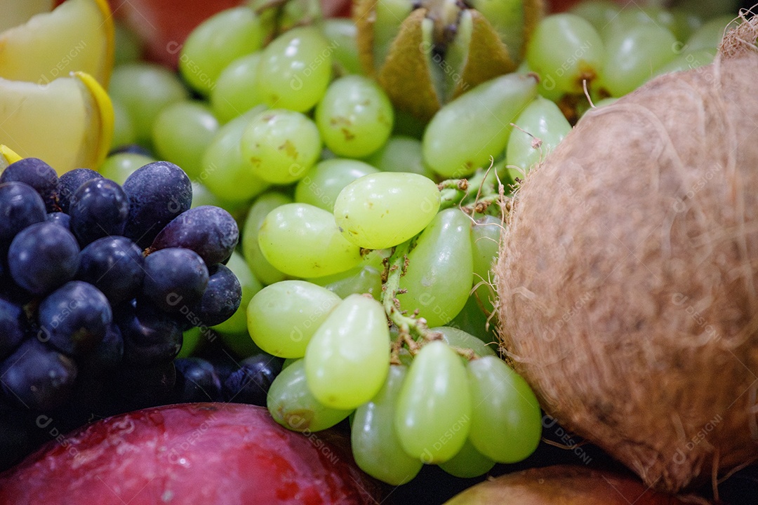 Frutas variadas uva manga coco