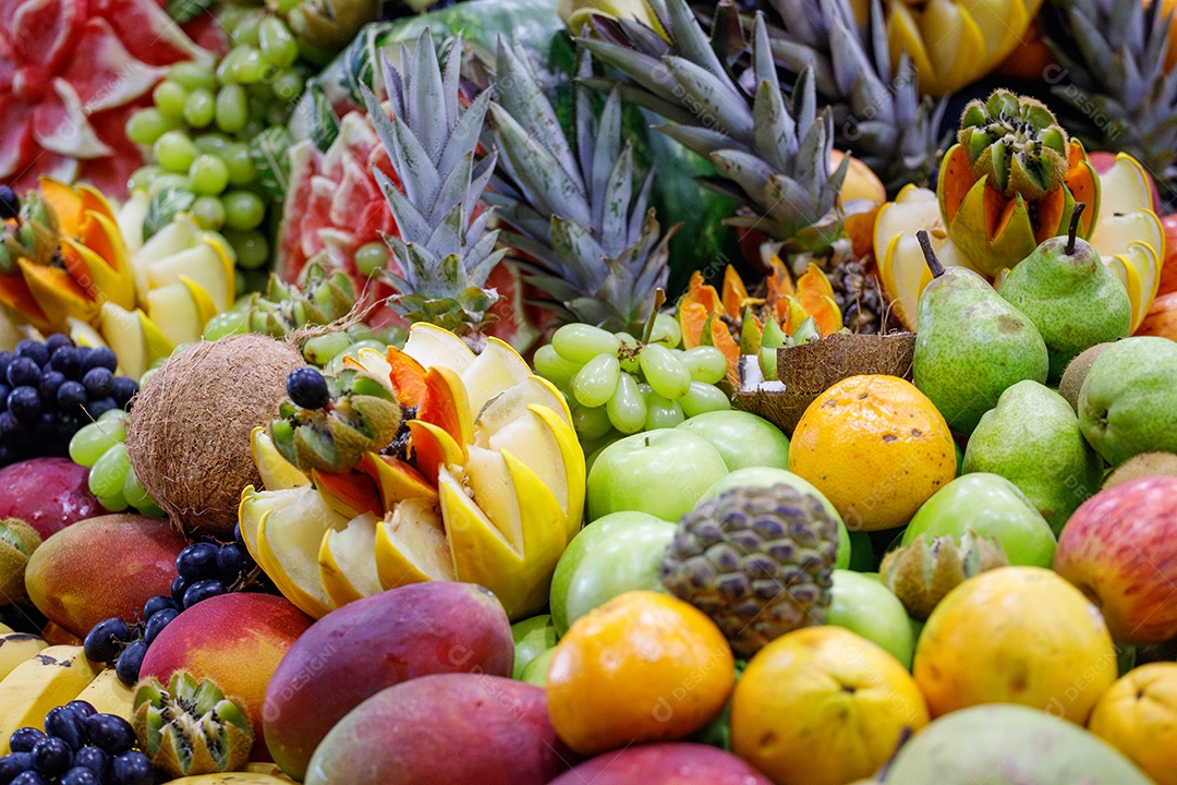 Frutas variadas coco maçã mamão uva kiwi laranja em uma bancada