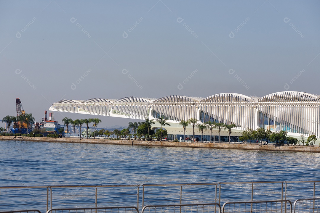 Museu do amanhã e um lago a frente