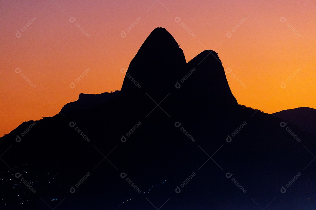 Morro dois irmãos ao entardecer