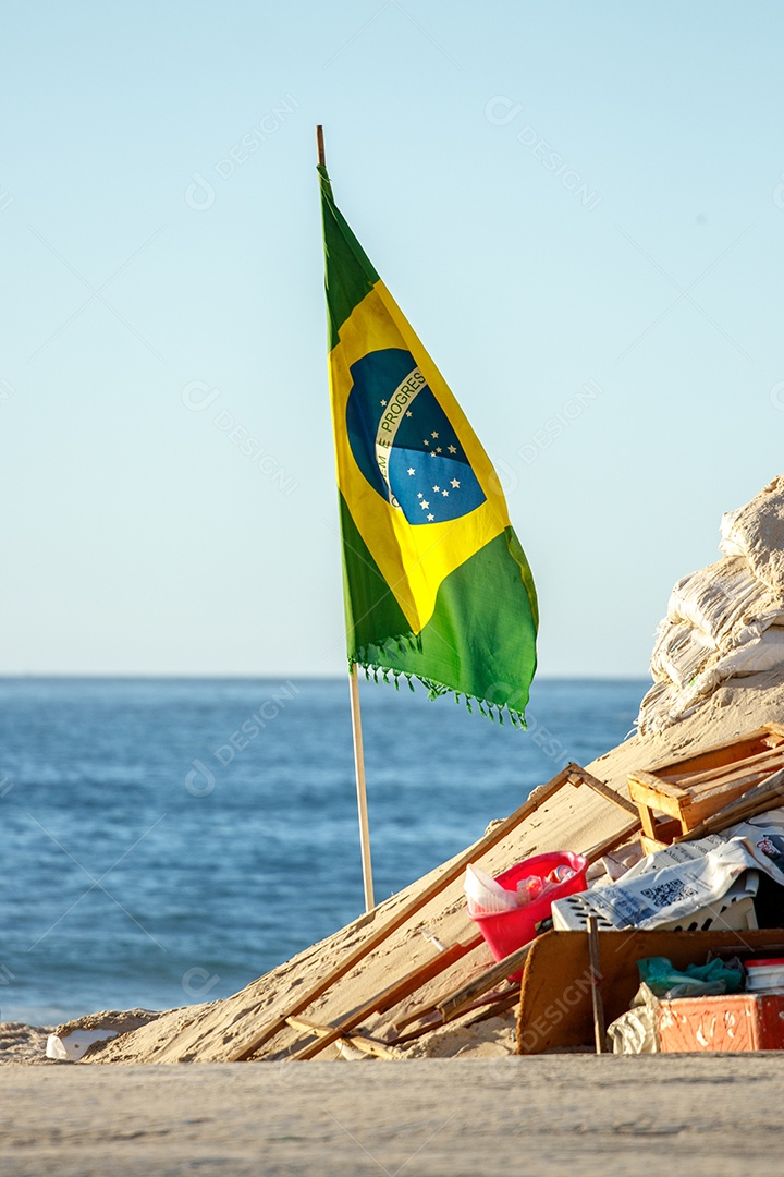 Bandeira brasileira no calçadão da praia de Copacabana