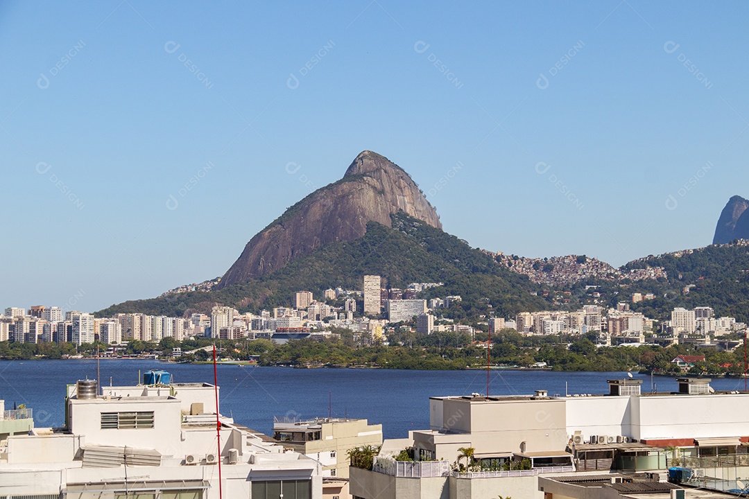 Two Hill Brother visto do alto de um prédio na Lagoa Rodrigo de Freitas