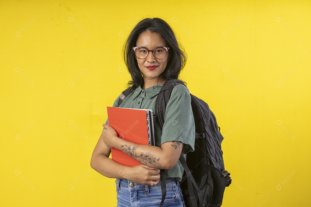 garota com mochila nas costa e livros na mão