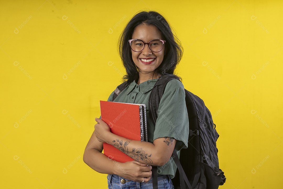 garota com mochila nas costa e livros na mão