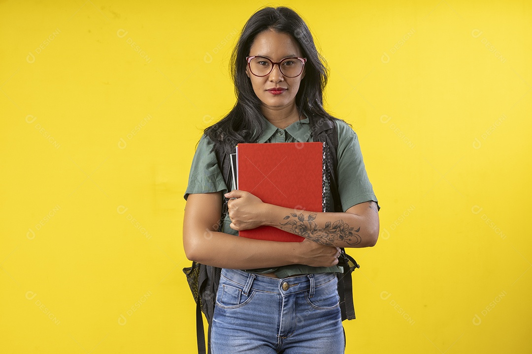 Garota seria com livros e cadernos nas mãos