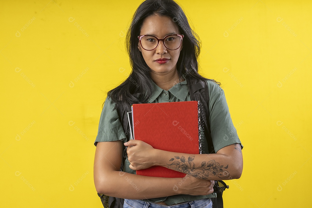 Garota com livros e mochila nas costas