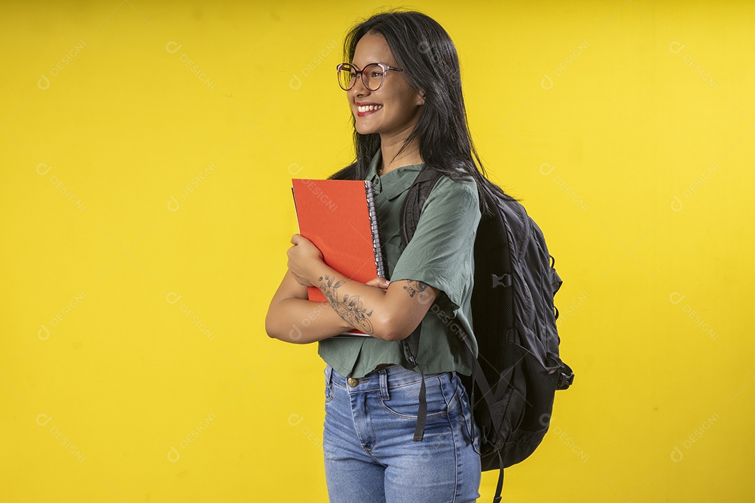 Jovem com livros e cadernos estudante