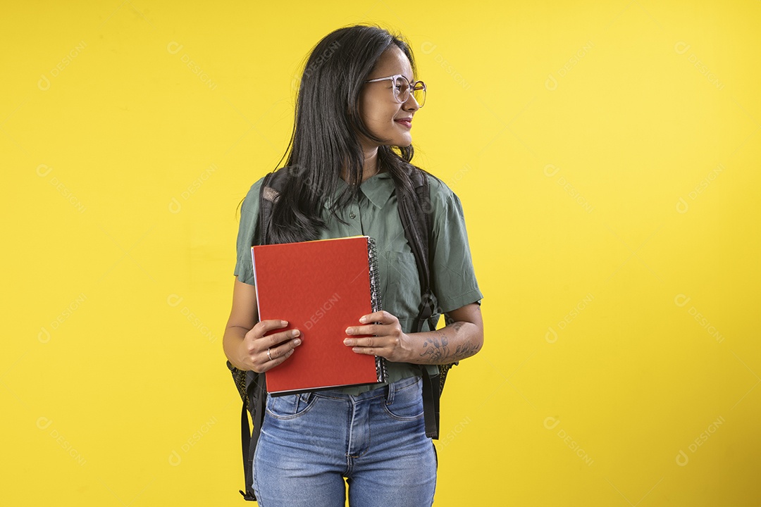 Jovem com cadernos e livros nas mãos para estudo