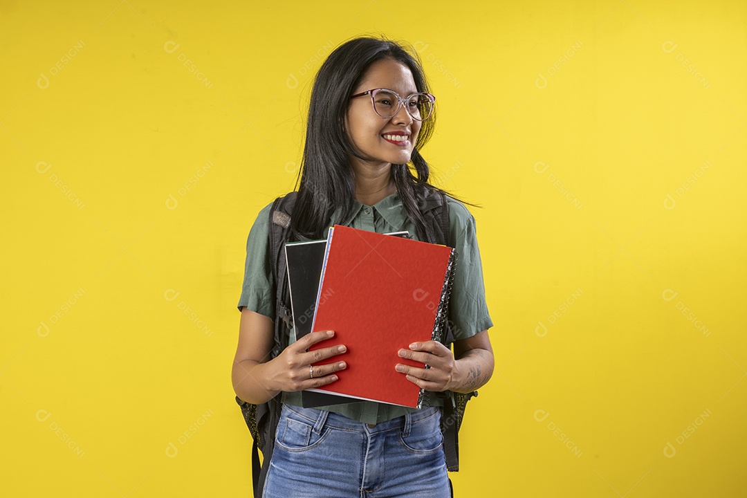 Jovem com livros nas mãos