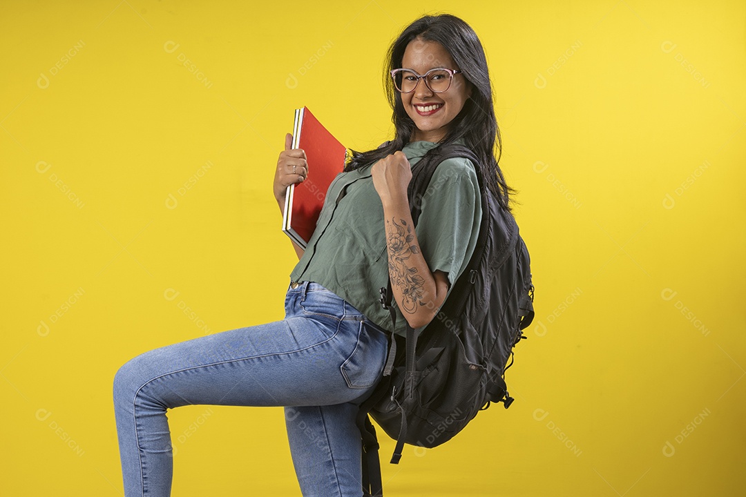 Jovem com livros e mochila nas costa para ir estudar
