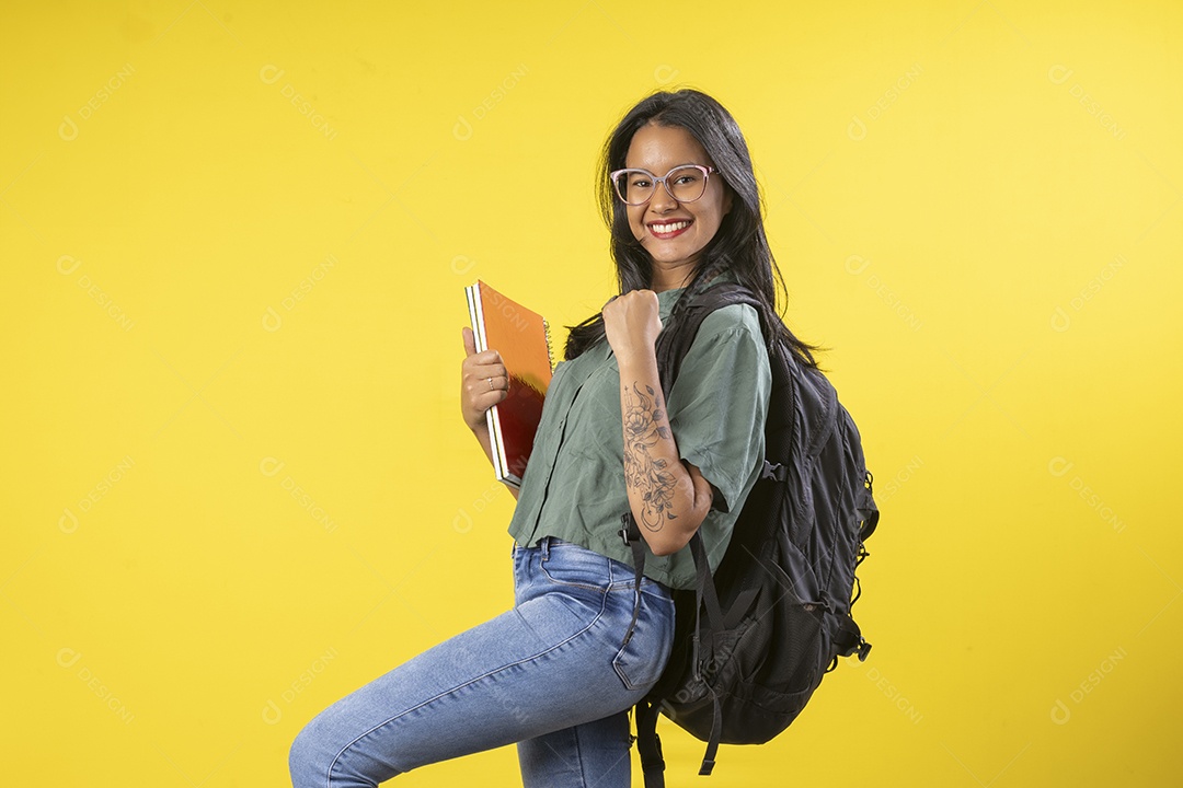 Jovem com livros e mochila nas costa para ir estudar