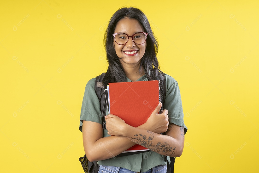 Jovem estudante com livros na mão