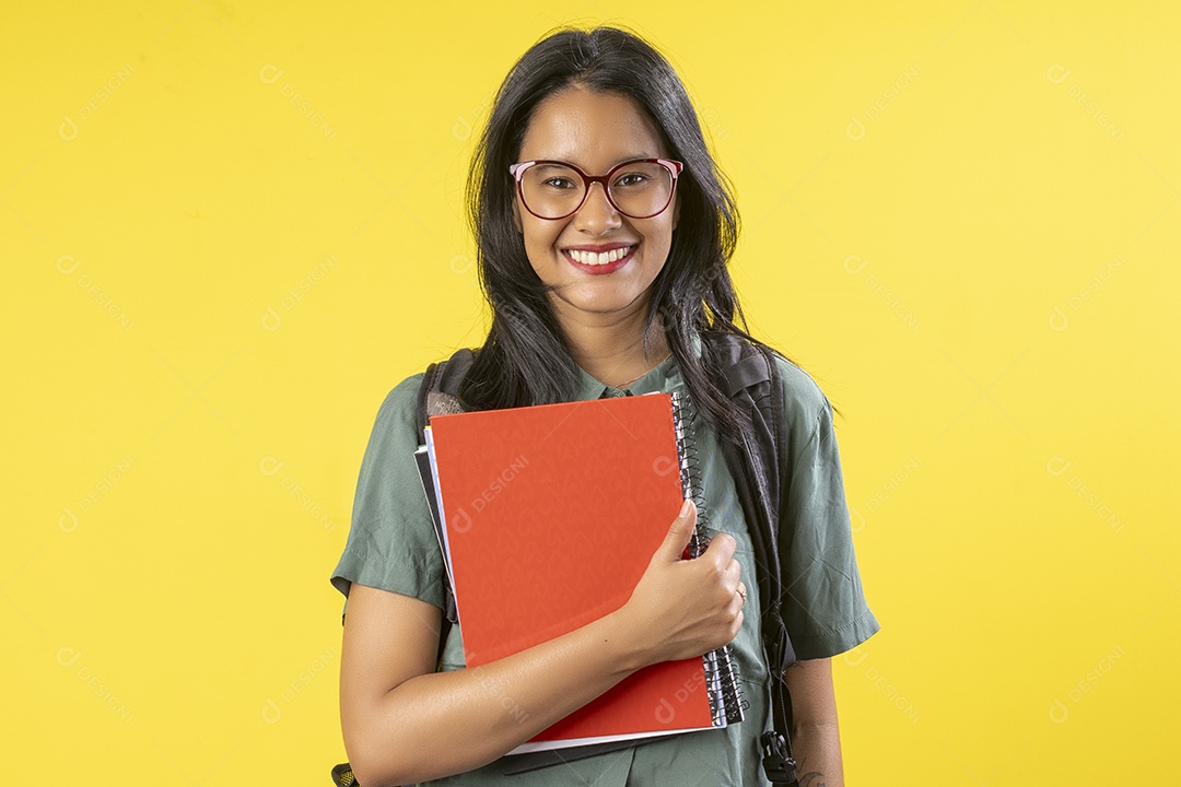 Mulher com livro nas mãos sorrindo