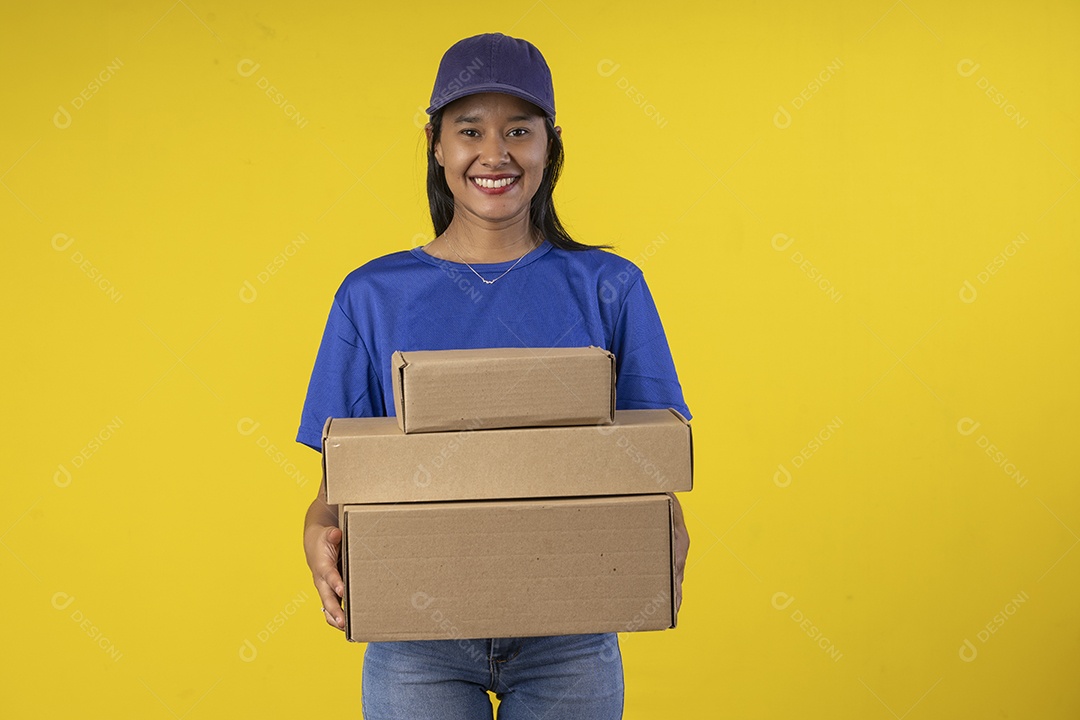 Mulher com caixas na mão
