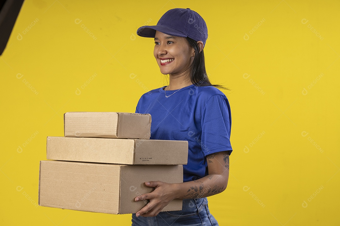 Mulher com várias caixas nas mãos