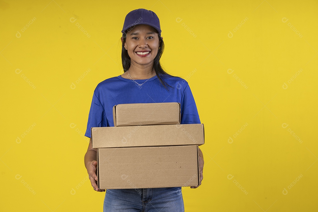 Mulher com várias caixas nas mãos