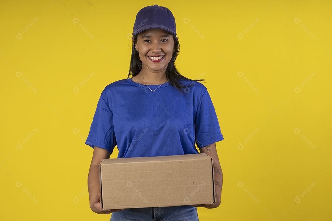 Mulher com caixa na mão e usando boné