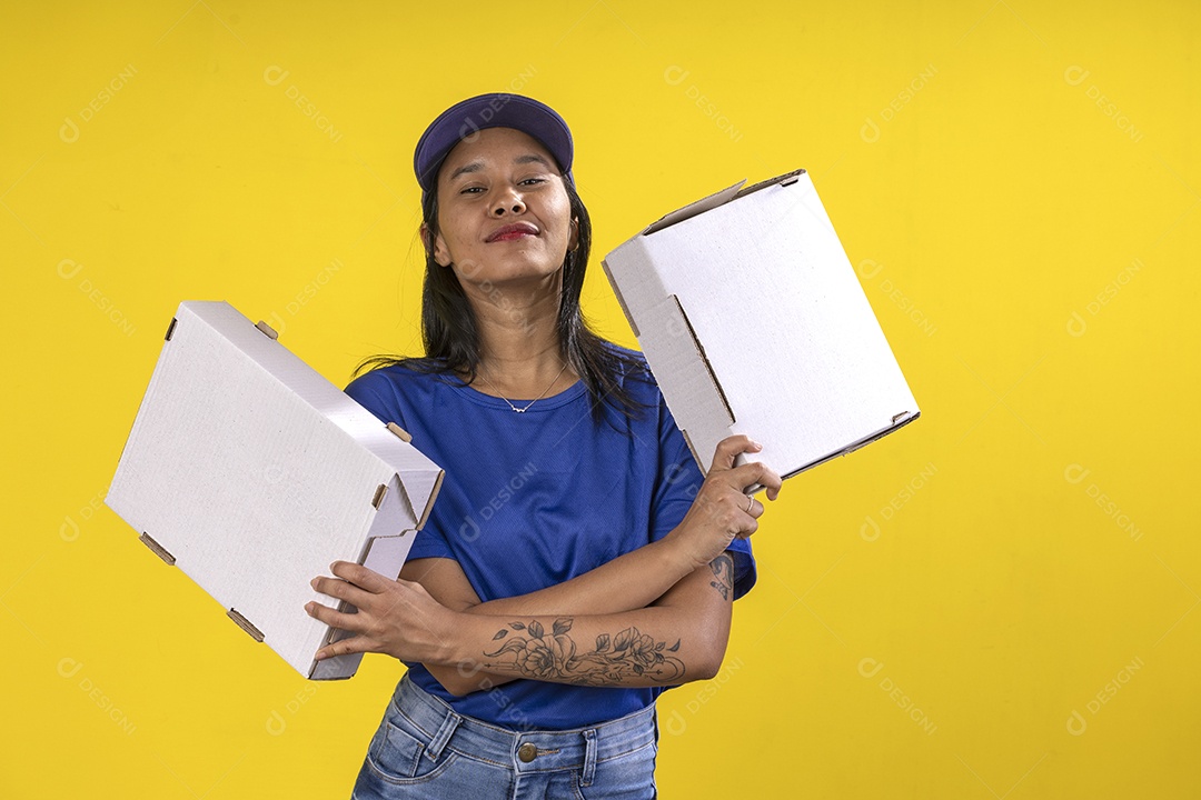 Mulher segurando caixas na mão e usando boné
