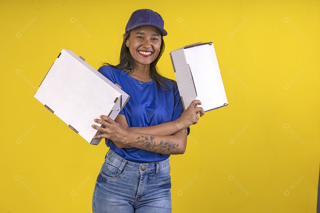 Mulher segurando duas caixas na mão