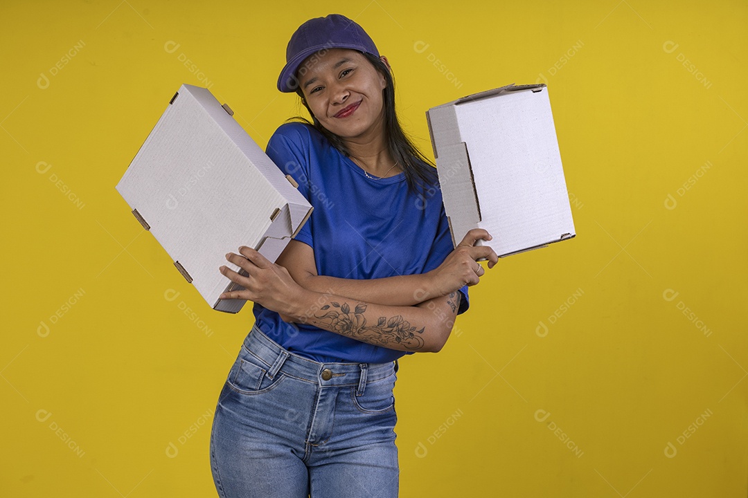 Mulher segurando caixas na mão