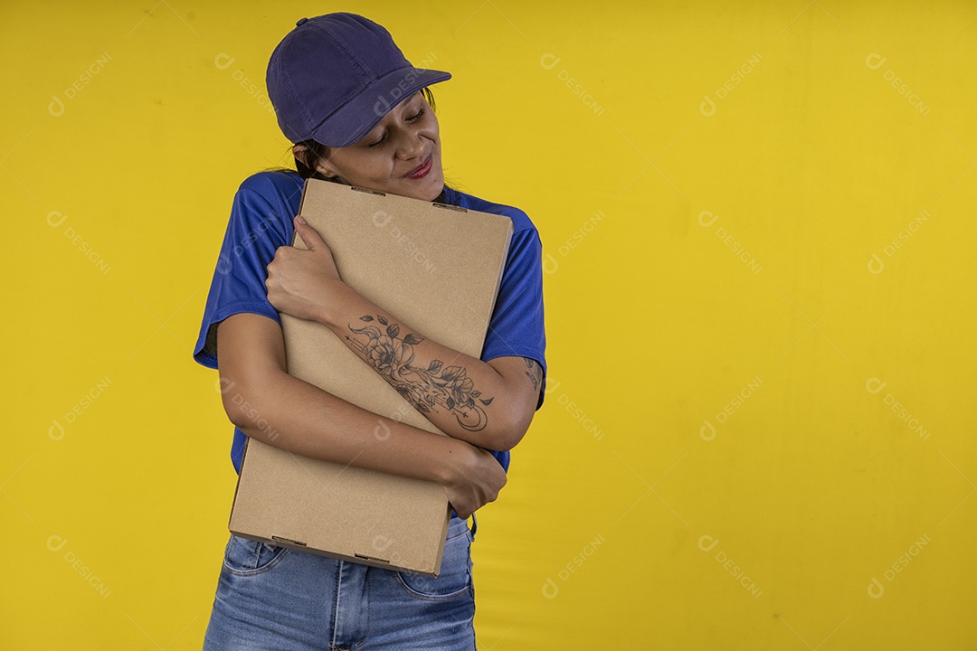 Mulher segurando caixa de encomenda para entregar