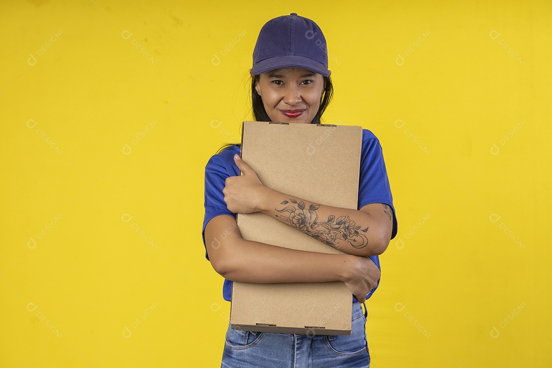 Mulher segurando caixa para entregar