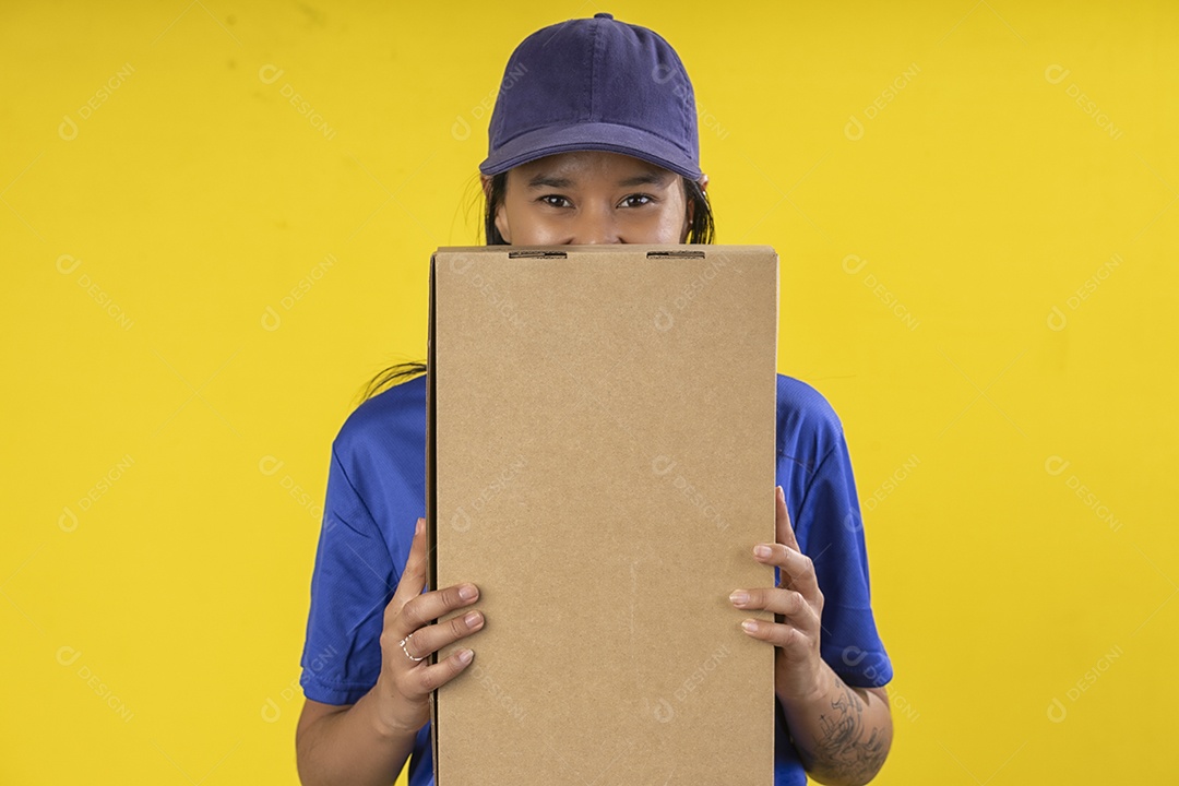 Entregadora com encomenda