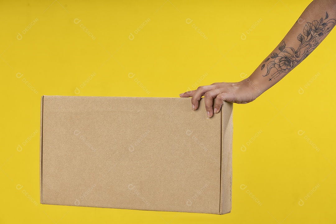 Mão segurando caixa de encomenda
