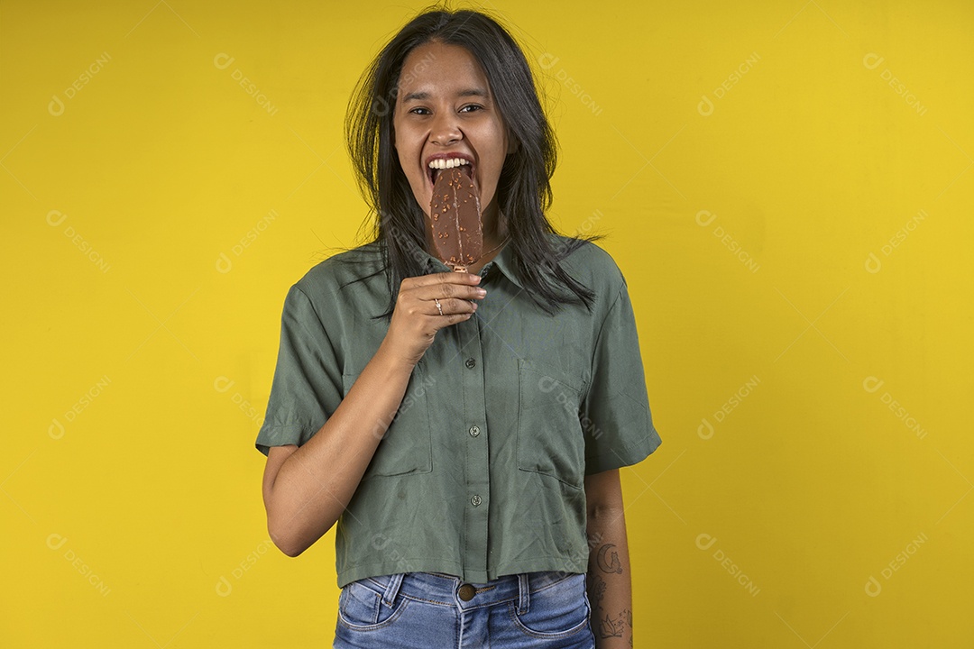 Jovem chupando picolé de chocolate