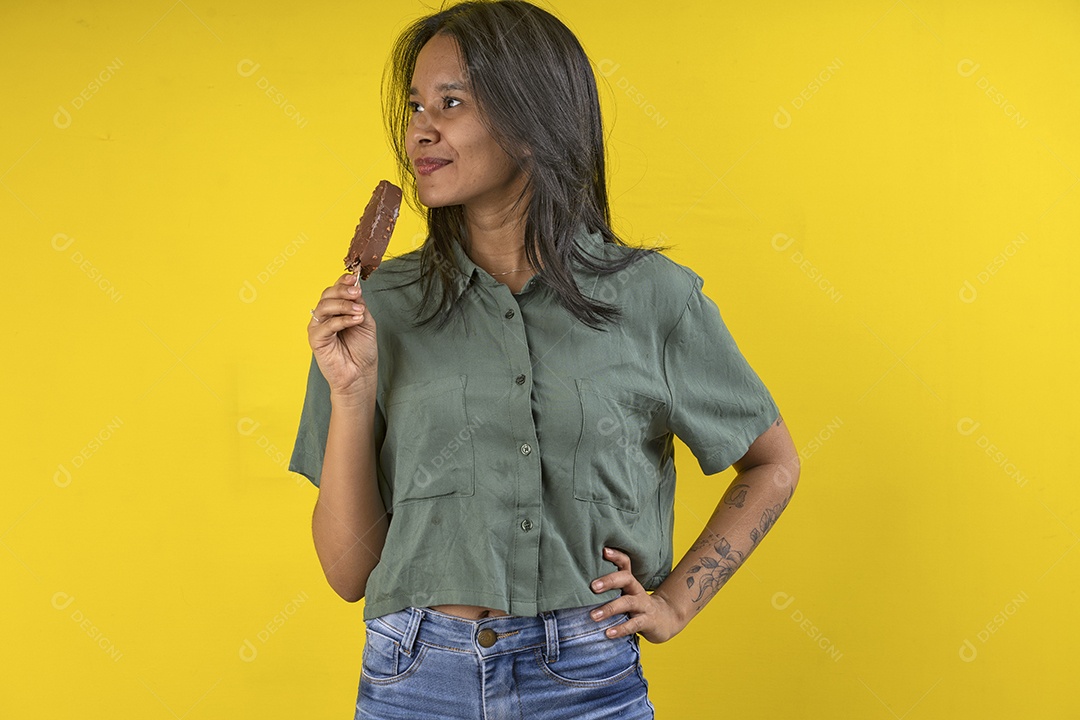 Uma garota feliz com picolé de chocolate