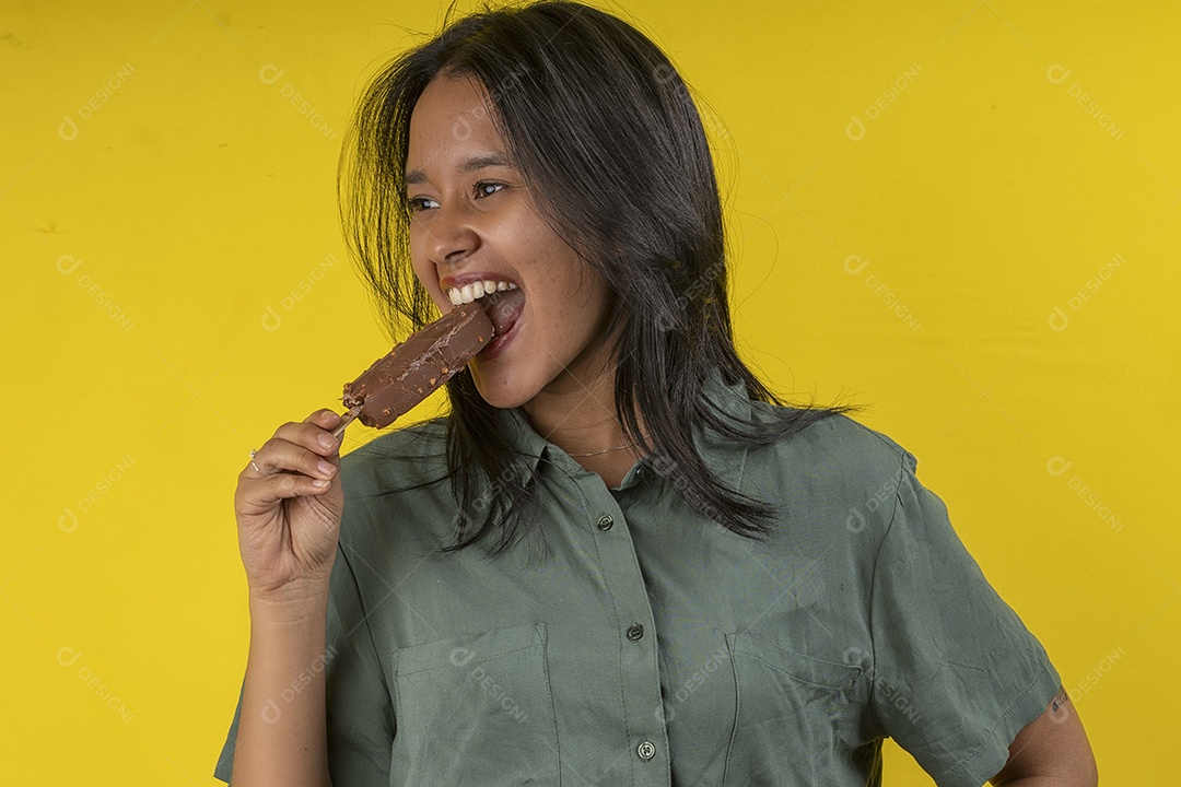 Jovem com picolé de chocolate na boca