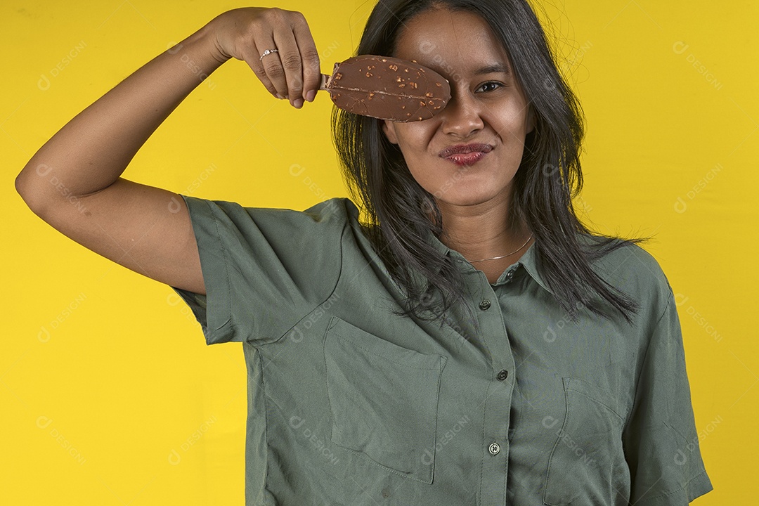 Jovem feliz com seu picolé nas mão