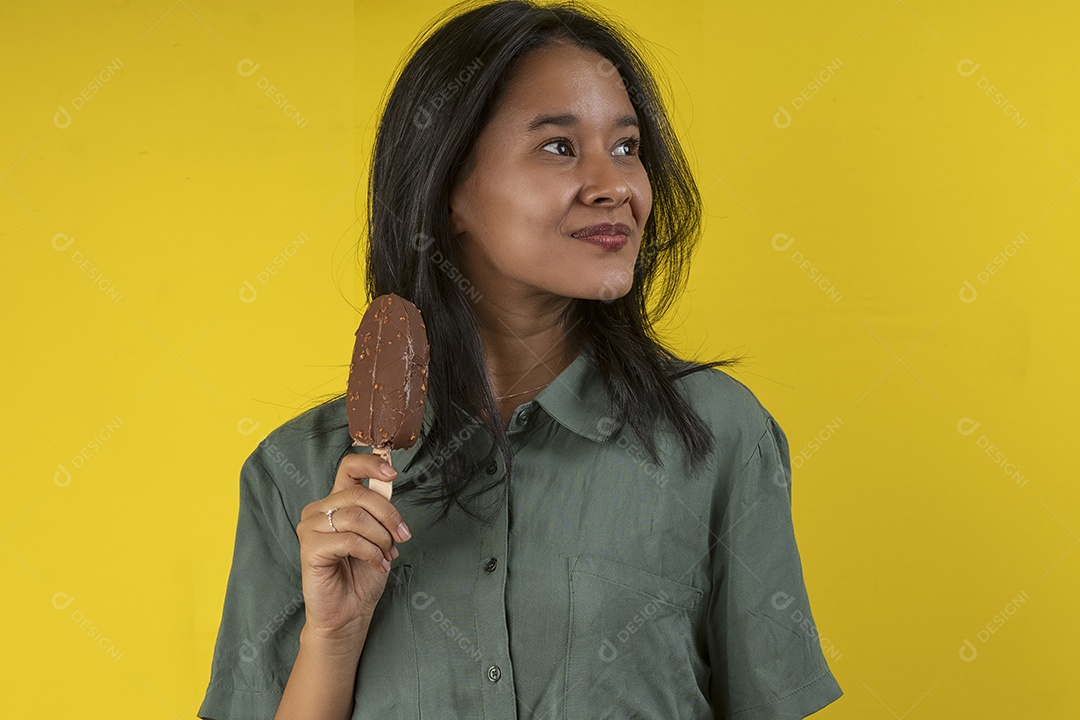 Jovem feliz com picolé nas mão