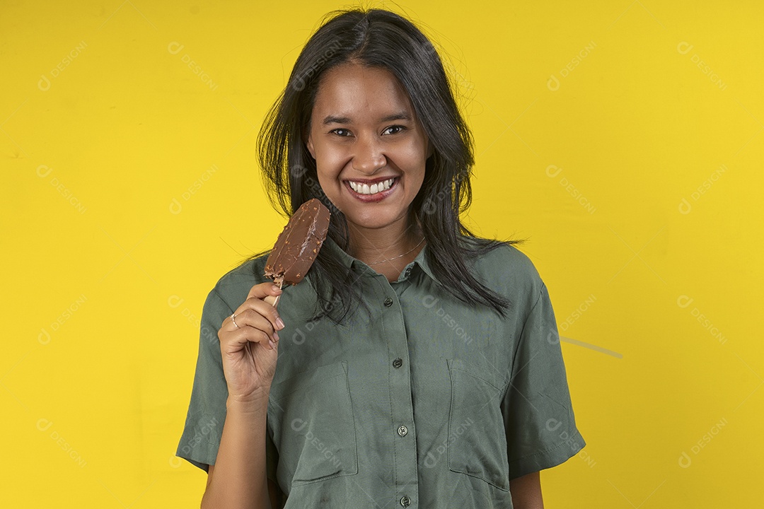 Jovem bonita com picolé de chocolate na boca