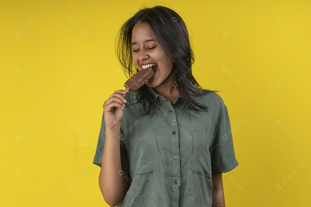 Jovem bonita com picolé de chocolate na boca