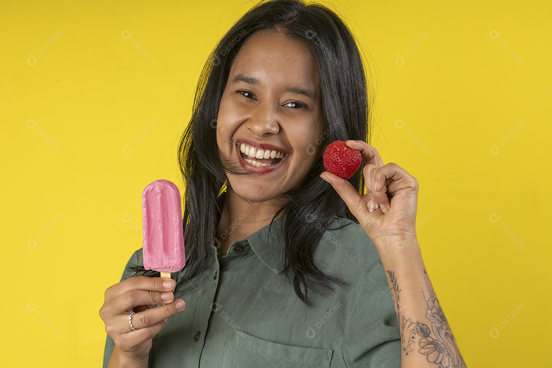 Jovem com picolé de morango na mão