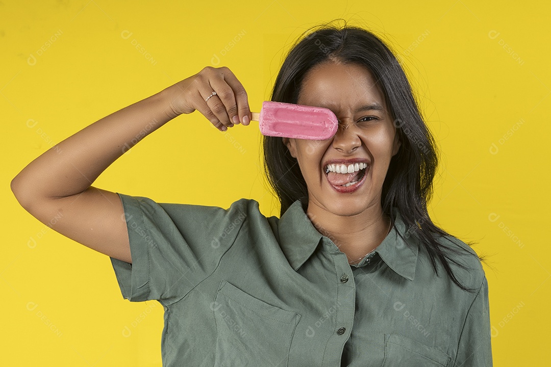 Uma jovem com careta e picolé no olho