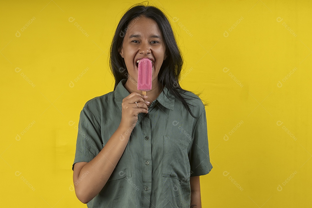 Jovem com picolé na boca